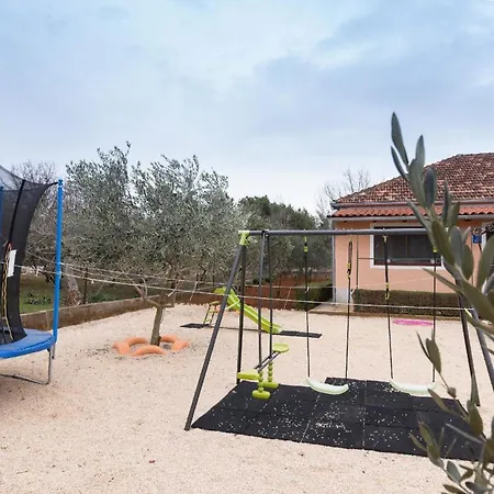 Ferienhaus In Mit Grossem Garten - B61187 Dom wakacyjny